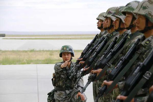 朱日和閱兵，規(guī)?？涨?，人數(shù)驚人，朱日和閱兵，空前規(guī)模，震撼人數(shù)！