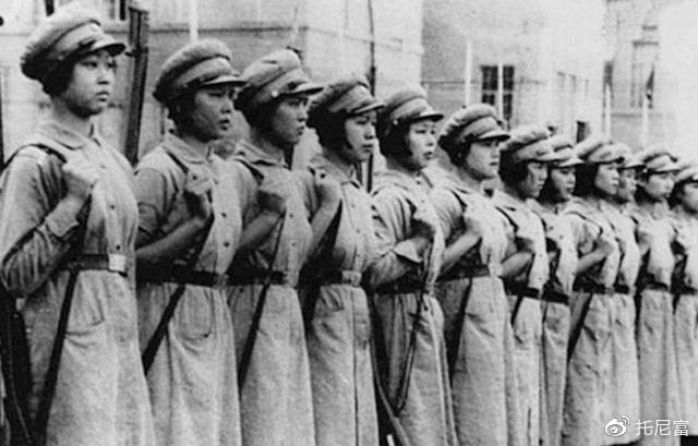 中國(guó)女兵英姿颯爽，堅(jiān)韌與力量的完美融合，中國(guó)女兵的堅(jiān)韌力量，英姿颯爽，力量與柔美的交融