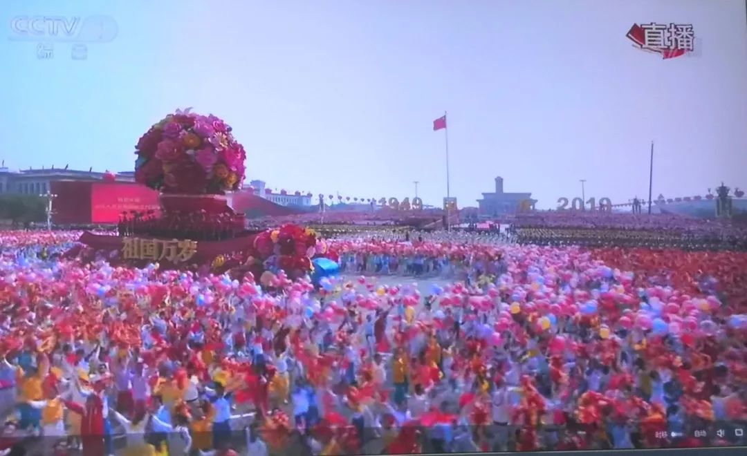 閱兵盛典，慶祝祖國(guó)母親七十周年華誕的震撼與感動(dòng)，閱兵盛典慶祝祖國(guó)七十周年，震撼與感動(dòng)的瞬間