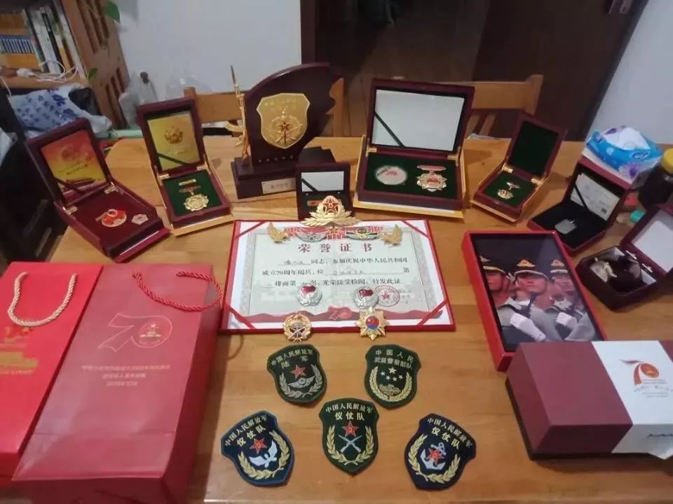 關(guān)于紀(jì)念中國大閱兵70周年閱兵紀(jì)念章的價格分析，中國大閱兵70周年閱兵紀(jì)念章價格分析與紀(jì)念價值探討