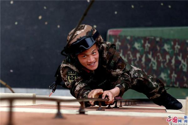 浙江警察學(xué)院開放日，直升機(jī)索降展現(xiàn)警校風(fēng)采，浙江警察學(xué)院開放日，直升機(jī)索降展示警校風(fēng)采