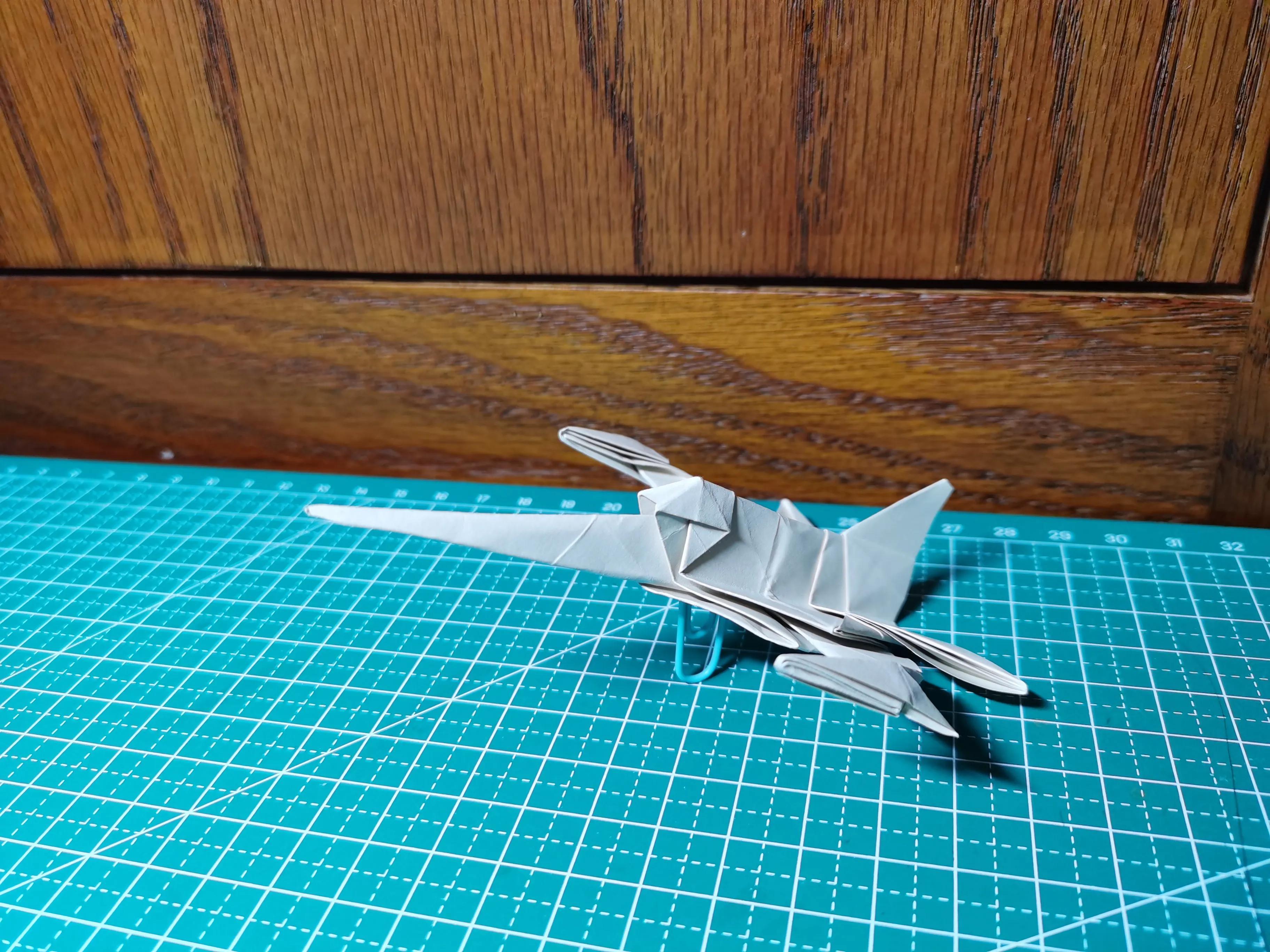 F-22戰(zhàn)斗機(jī)折紙教程，一步步帶你走進(jìn)紙藝戰(zhàn)斗機(jī)的世界，F(xiàn)-22戰(zhàn)斗機(jī)折紙教程，探索紙藝戰(zhàn)斗機(jī)的奧秘