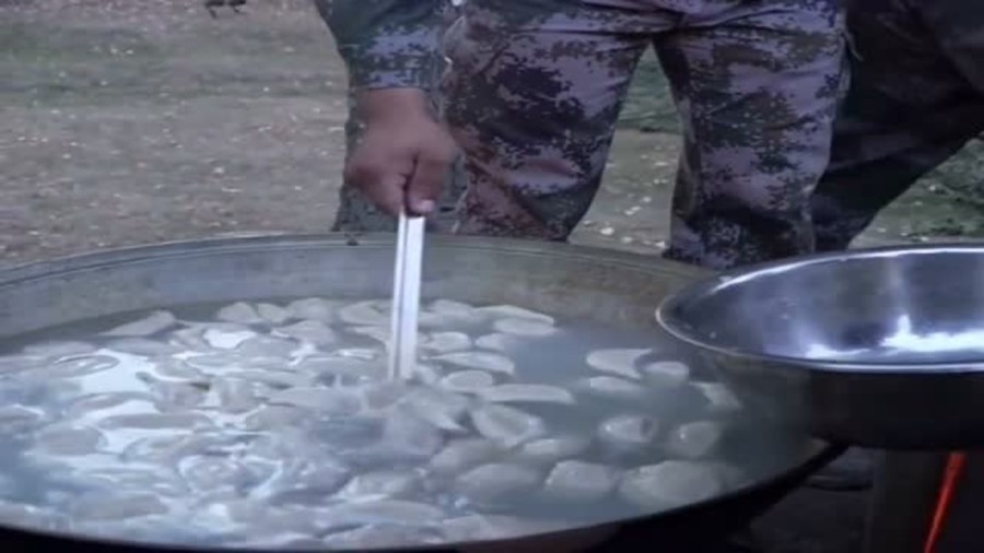 俄羅斯士兵與中國(guó)美食的奇妙緣分，食物背后的文化交流與融合，中俄士兵的美食奇緣，食物背后的文化交流與融合