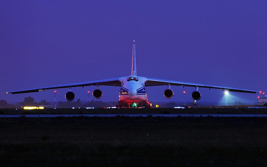 烏克蘭安-225運(yùn)輸機(jī)，航空巨無(wú)霸的傳奇故事，烏克蘭航空傳奇，安-225運(yùn)輸機(jī)的巨無(wú)霸之旅