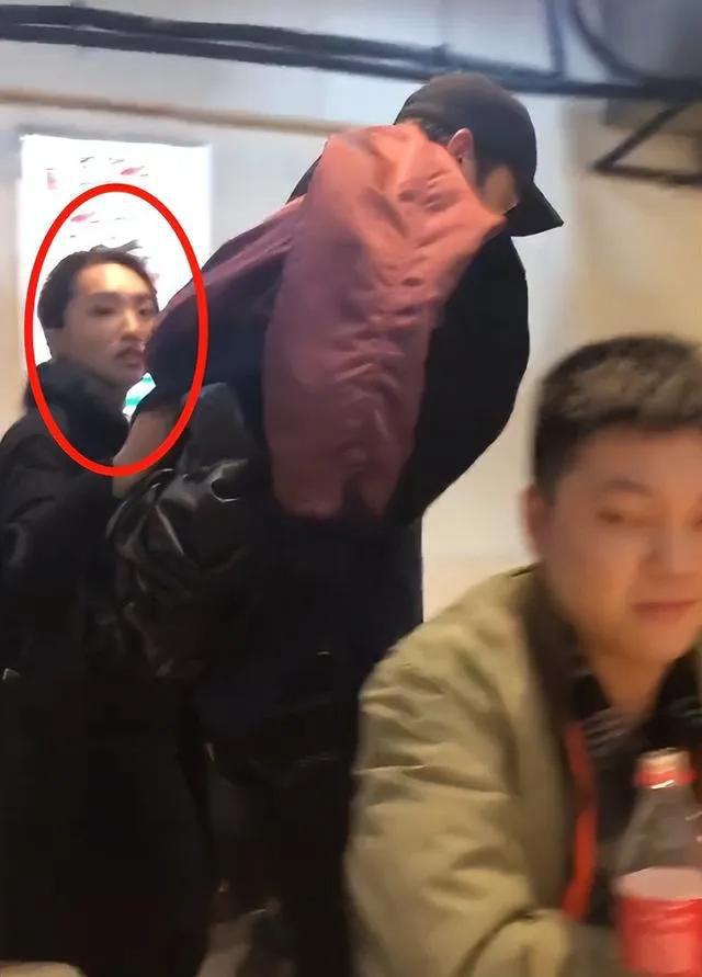 胡歌個(gè)人資料介紹老婆，揭秘?zé)赡槐澈蟮膼?ài)情故事，胡歌老婆揭秘，熒幕背后的愛(ài)情故事