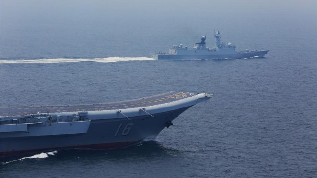 遼寧艦現(xiàn)身沖繩海域，展現(xiàn)中國海軍力量與巡航常態(tài)，遼寧艦沖繩海域亮相，彰顯中國海軍實(shí)力與巡航常態(tài)化