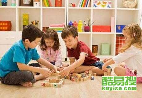 自閉癥的表現(xiàn)及其影響，深入了解與應(yīng)對(duì)，自閉癥的表現(xiàn)與影響，全面解析及應(yīng)對(duì)策略