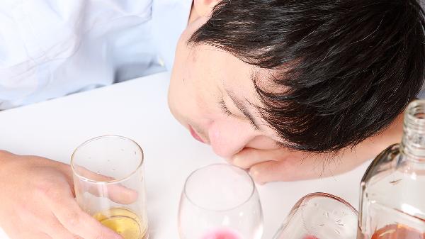 喝醉了怎么解酒最快——全面解析醉酒后的快速解酒方法，全面解析醉酒后的快速解酒方法，助你快速恢復(fù)狀態(tài)！