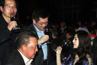 女明星真的都陪大佬嗎，揭示真相與誤解，揭秘真相，女明星并非只陪大佬的誤解與真相探索
