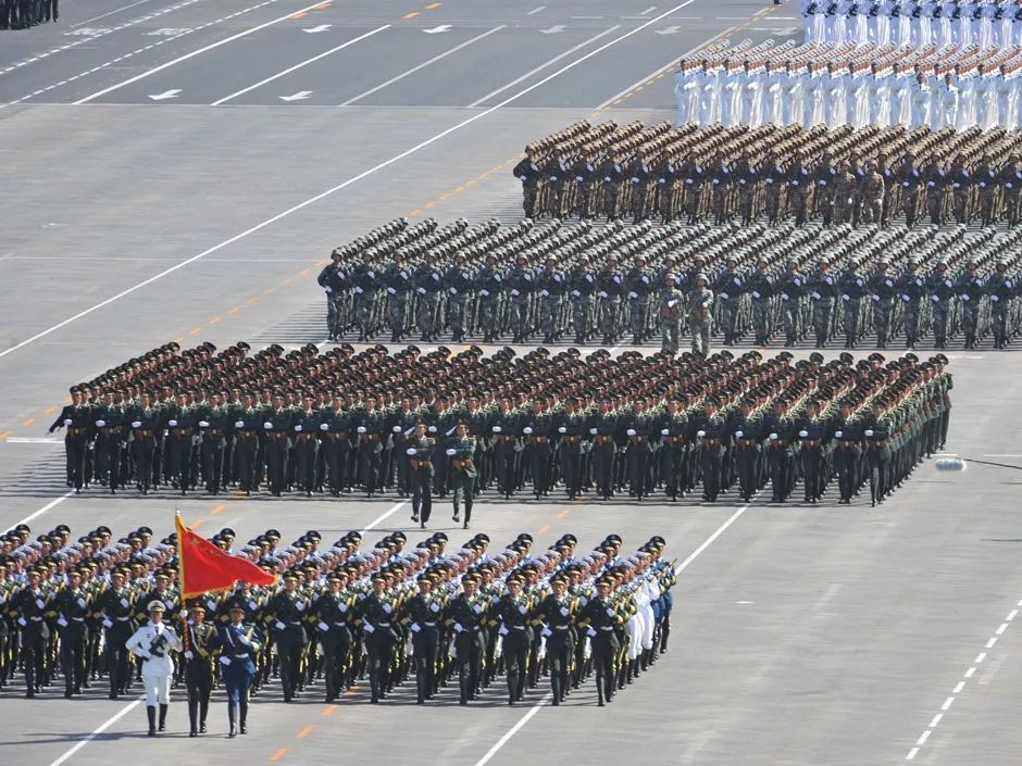 壯麗瞬間，永恒榮耀——觀2019國(guó)慶閱兵有感，觀閱兵盛典，壯麗瞬間鑄就永恒榮耀——紀(jì)念2019國(guó)慶閱兵盛典的感悟
