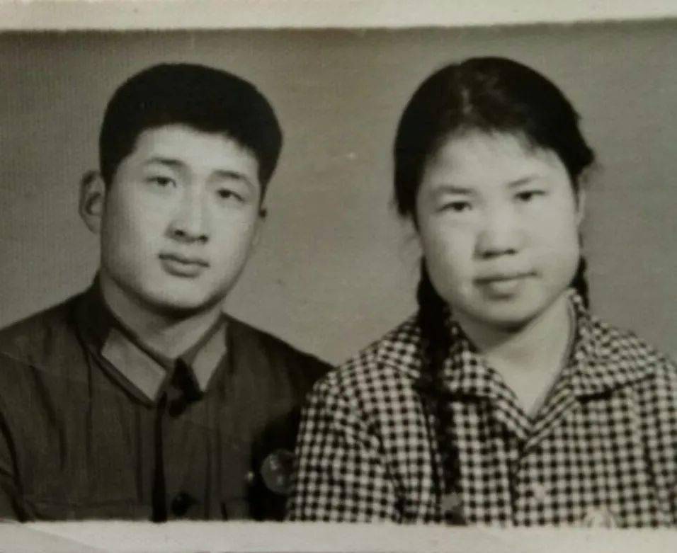 賈玲一家三口全家福照，溫馨幸福的瞬間，賈玲一家三口全家福，幸福溫馨的瞬間