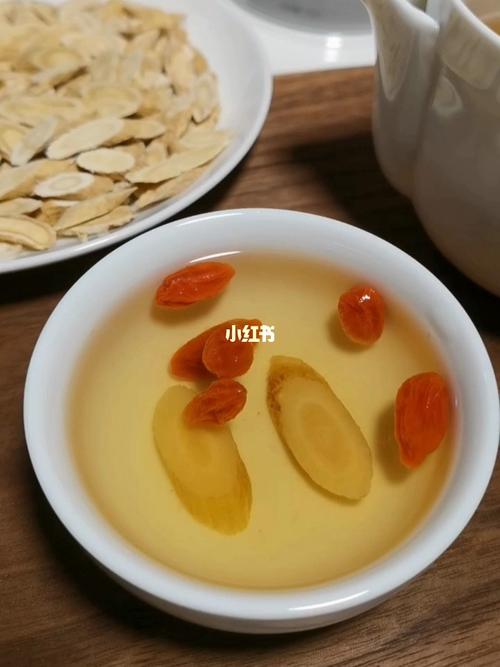 喝黃芪泡水差點(diǎn)喪命——黃芪的利弊及正確食用方法，黃芪泡水飲用需謹(jǐn)慎，利弊解析與正確食用方法
