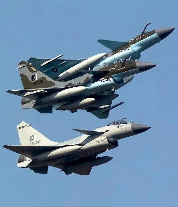 F-16戰(zhàn)機與殲-10戰(zhàn)斗機的比較，性能、特點與影響，F(xiàn)-16與殲-10戰(zhàn)機對比，性能、特點及其影響分析