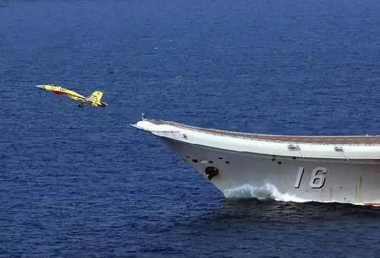 遼寧艦甲板一周有多長(zhǎng)，揭秘中國(guó)海軍巨無(wú)霸的壯麗尺度，揭秘中國(guó)海軍巨無(wú)霸遼寧艦壯麗尺度，一周甲板有多長(zhǎng)？