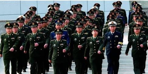 軍官與士官的區(qū)別，職責(zé)、權(quán)力及職業(yè)發(fā)展的差異，軍官與士官，職責(zé)、權(quán)力與職業(yè)發(fā)展差異解析