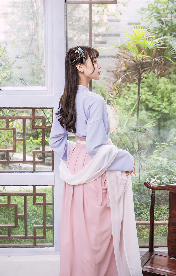 關于漢服女裝與時尚魅力的探索——不露整只奶的優(yōu)雅風采，探索漢服女裝時尚魅力，優(yōu)雅風采，不露整只奶的韻味